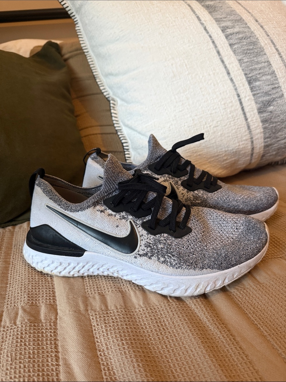 Nike Men’s Grey Knit Running Sneakers with Black Swoosh